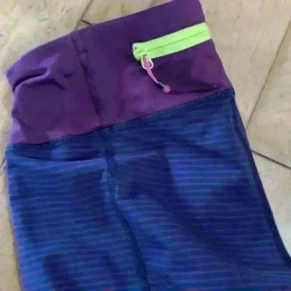 Lululemon crop pant like new  condition size 4🦚♥️🏇 - Picture 2 of 3